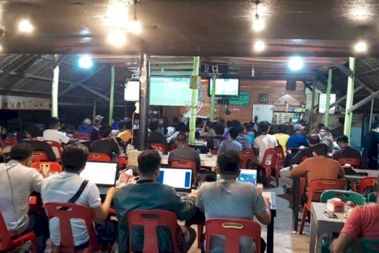 Gampong Kuta Alam banyak terdapat warung kopi yang menjajaki kuliner khas aceh